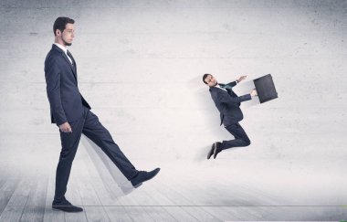 Büyük adam küçük düşürmek arka plan adamla tekme