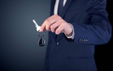 Genç adam el tuşları 