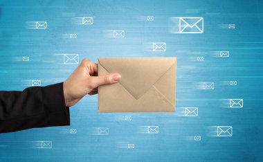 Zarf mesaj sembolleri tutan el