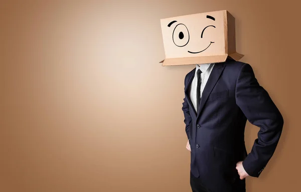 Man met lachende kartonnen doos hoofd — Stockfoto
