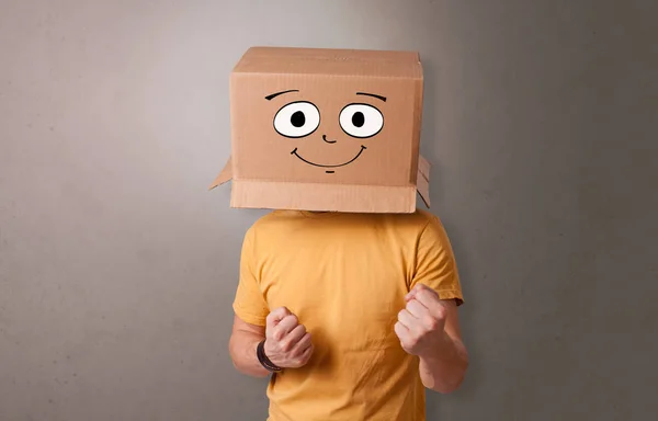 Niño con cara de caja de cartón feliz —  Fotos de Stock