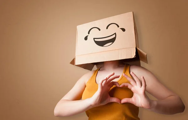 Donna divertente sorridente con testa scatola di cartone — Foto Stock