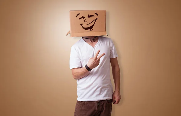 Niño con cara de caja de cartón feliz —  Fotos de Stock