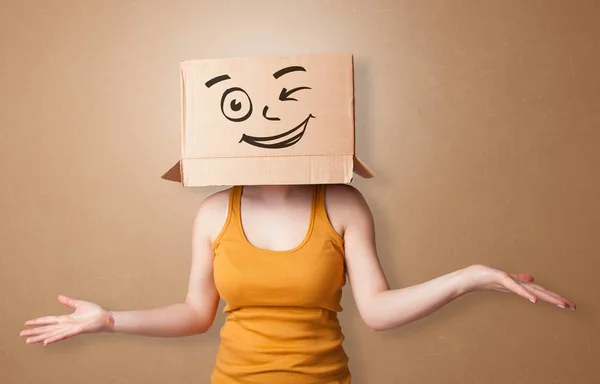 Ung kvinna med glad kartong ansikte — Stockfoto