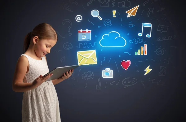 Menina segurando tablet com conceito de aplicações — Fotografia de Stock