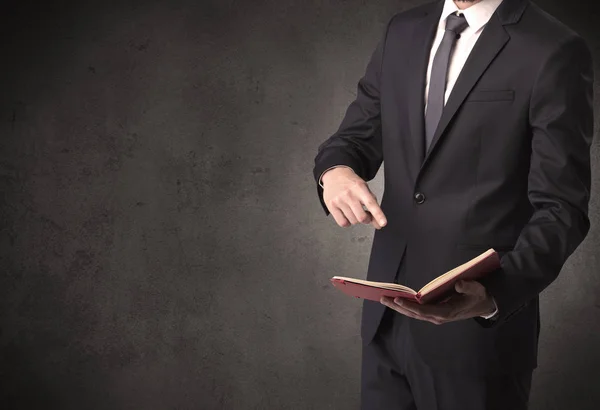 Hombre de negocios sosteniendo un libro. — Foto de Stock