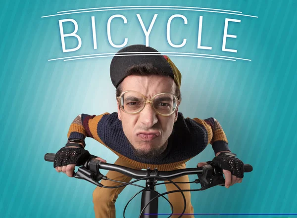 Nötaktig cyklist på sin cykel — Stockfoto