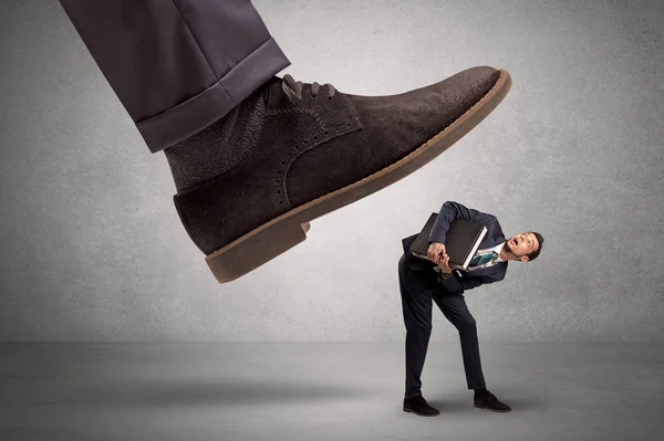 Anställd rädd för big boss foten — Stockfoto