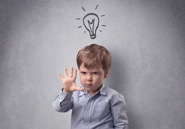 Niño inteligente frente a una pared gris dibujada — Foto de Stock