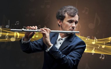 Müzisyen flüt notları ile oynamaya