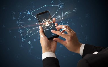 İnsanlar kavramı bağlanmak için Smartphone kullanarak ele