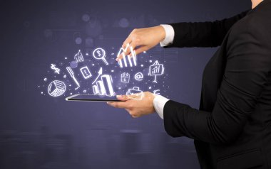 El tutma tablet tebeşir çizilmiş sembolleri yukarıda bulunan