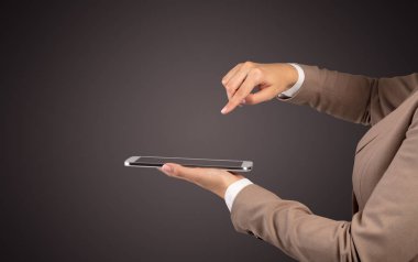 Mockup el holding tablet