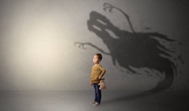 Çocuk arkasında korkunç hayalet gölge