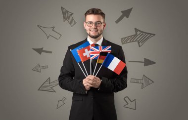 Neşeli çocuk bayrak ve yayla etrafında ayakta