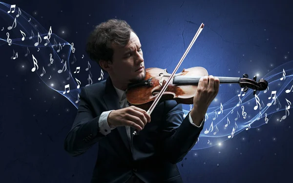 Yalnız besteci üzerinde keman çalıyor