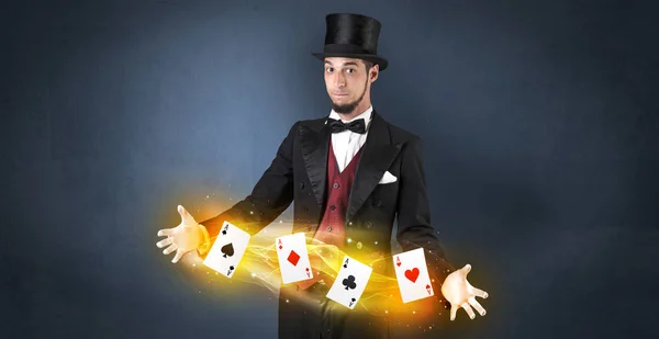 Illusionista fare trucco con carte da gioco magiche — Foto Stock