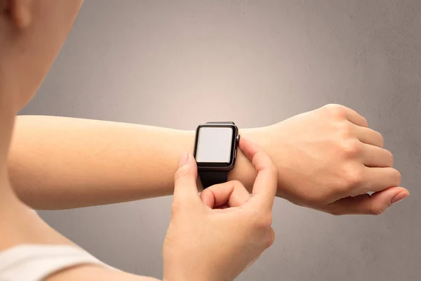 Ręka ze smartwatch — Zdjęcie stockowe