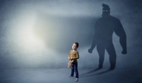 Roztomilé dítě s hrdinou stín za — Stock fotografie