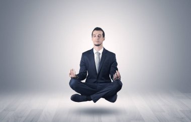 İşadamı bir boşluk kavramı içinde meditasyon