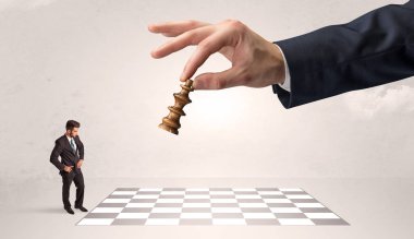 Büyük el kavramı ile satranç oynarken küçük iş adamı