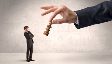 İşadamı grafikler arka plan ile bir satranç oyununda sonraki adım yapmak korkuyor