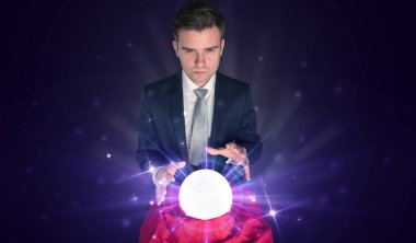 Kristal top eylem ile oturan işadamı