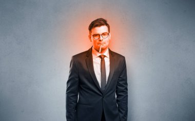 Hasta işadamı kırmızı yanan ile baş kavramı