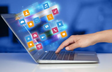 El laptop renkli uygulama simgeler ve semboller kavramı ile kullanma