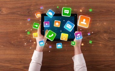 El tablet sıçrama uygulama simgeleri kavramı ile kullanma