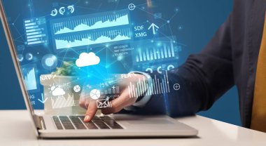 Dizüstü bilgisayarda yazarak el grafikleri ve çizelgeleri ve kavramı etrafında raporları