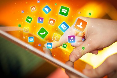 El ile uygulama simgeleri etrafında uçan tablet kullanma