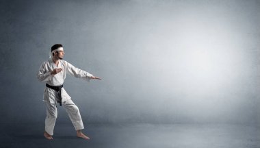 Boş bir alanda mücadele küçük karate adam