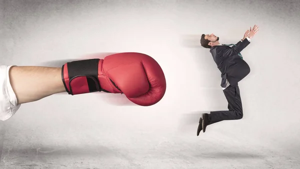 Empresário é demitido por uma enorme mão de boxe — Fotografia de Stock