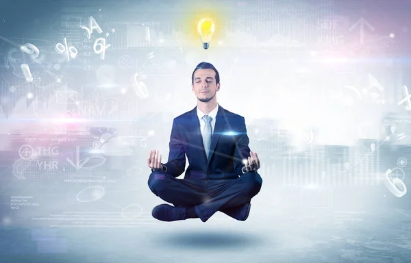 Unternehmer meditiert mit Aufklärungskonzept — Stockfoto