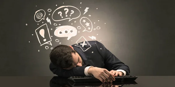 Profesor se quedó dormido en su lugar de trabajo con el concepto de pizarra de dibujo completo — Foto de Stock