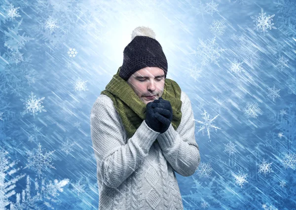 Junge friert in warmer Kleidung und schneit — Stockfoto