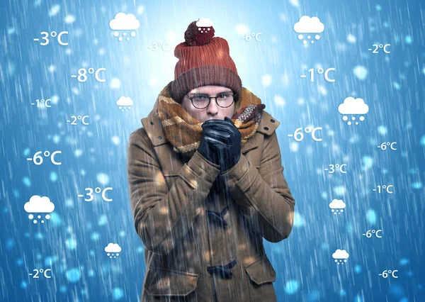 Junge friert in warmer Kleidung mit Wetterkonzept — Stockfoto