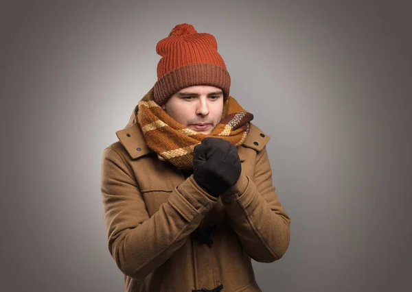 Bonito menino congelando em roupas quentes — Fotografia de Stock