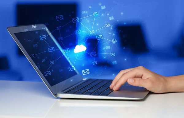 Mano utilizzando laptop con concetto di sistema di cloud computing centralizzato — Foto Stock