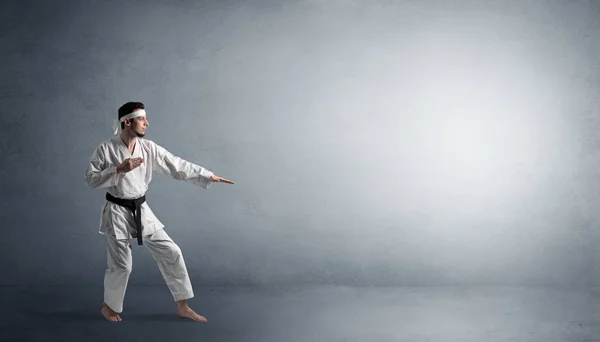 Pequeño karate luchando en un espacio vacío — Foto de Stock