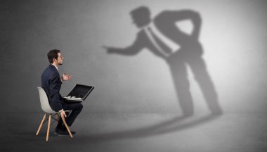 Kalmak ve maddeleri bir gölge adam sunan iş adamı