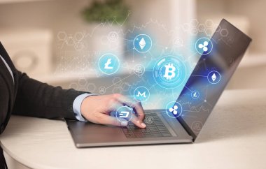 Bitcoin bağlantı ağı ve online kavramı ile dizüstü bilgisayar üzerinde çalışan iş kadın