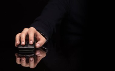 Koyu arka plan üzerinde fare kullanarak ele