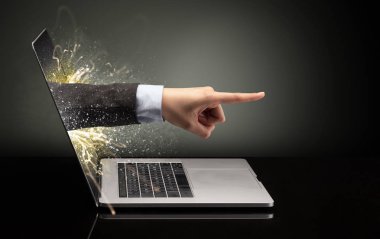 El dışında bir dizüstü bilgisayar