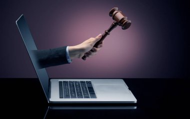 El ile bir dizüstü bilgisayar dışarı geliyor çekiç