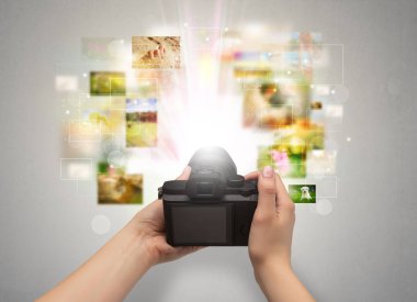 El yaşam olayları digital fotoğraf makinesi ile yakalar.