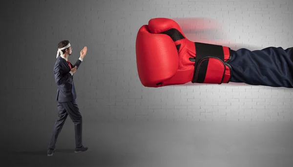 Empresário Minúsculo Lutando Com Luvas Boxe — Fotografia de Stock