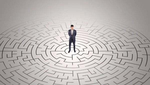 Uomo d'affari in piedi in mezzo a un labirinto — Foto Stock