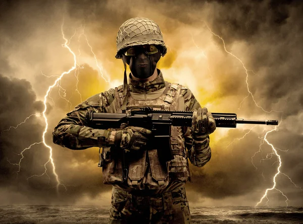 Soldato armato in piedi in un tempo oscuro — Foto Stock